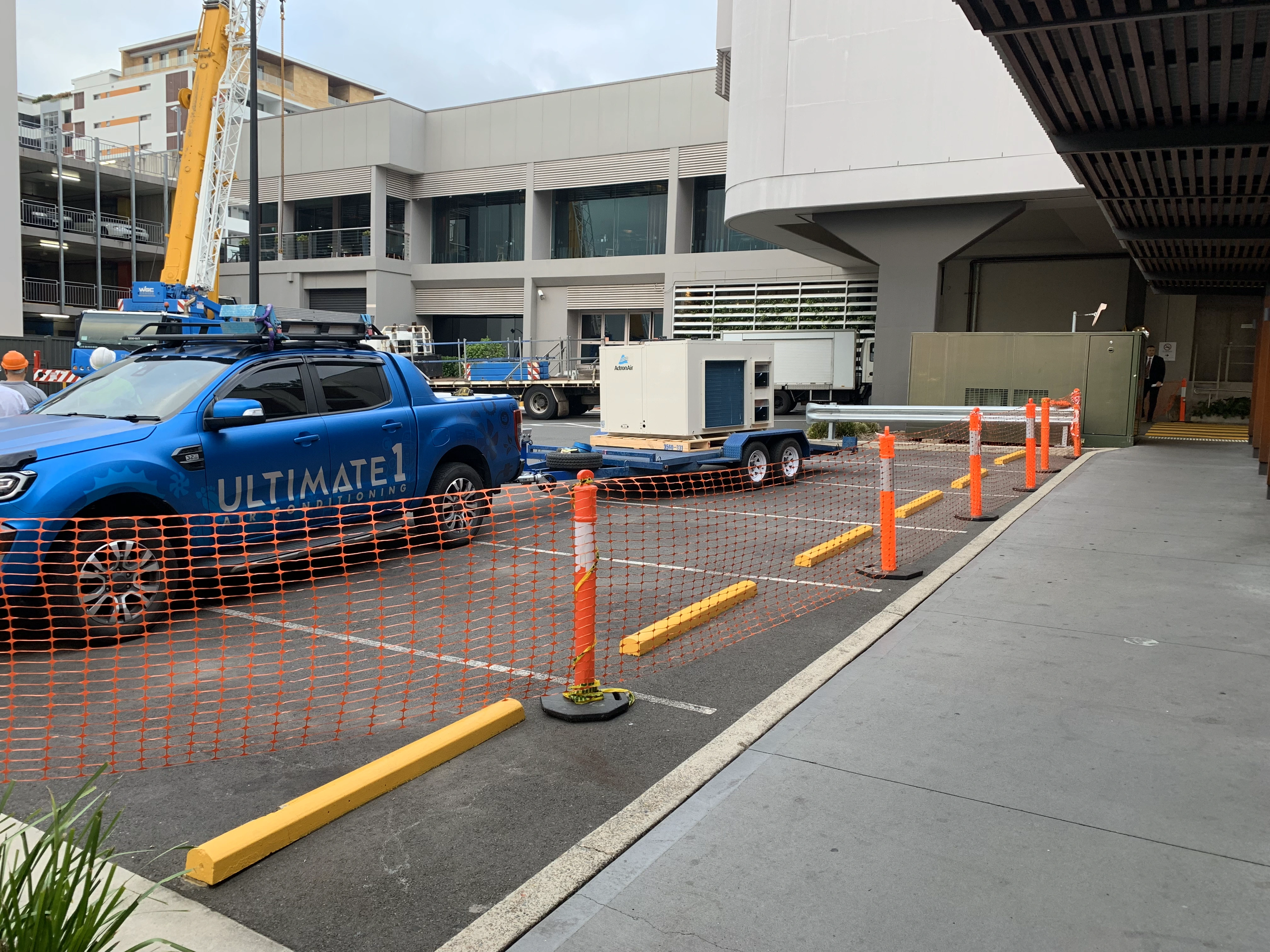 Coordinated site access, plant delivery and lifting operations