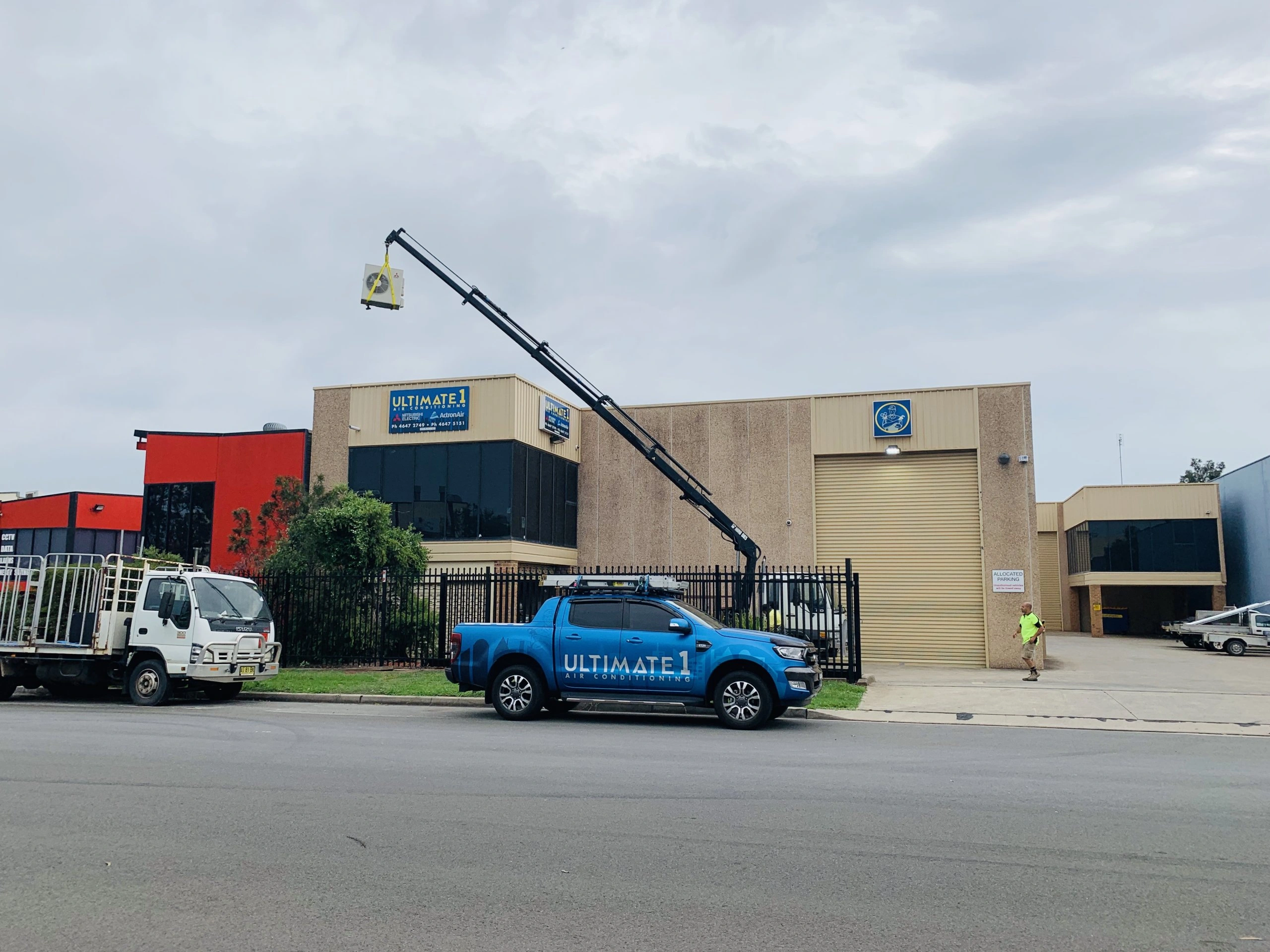 Vehicle and lifting support at a commercial building.